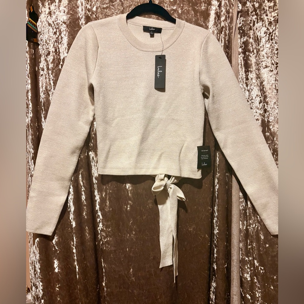NWT Lulu’s Sweater with open back. Size Large